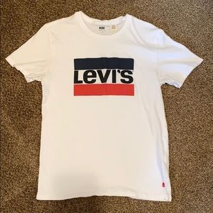 Levi’s white tshirt